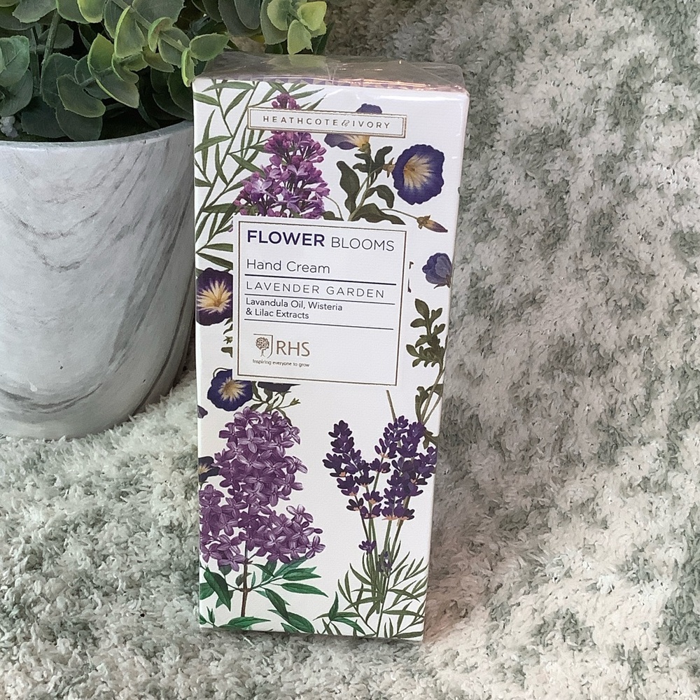 Heathcote & Ivory Scented Flower Blooms Lavender Garden Hand Cream NWT 3.38oz.